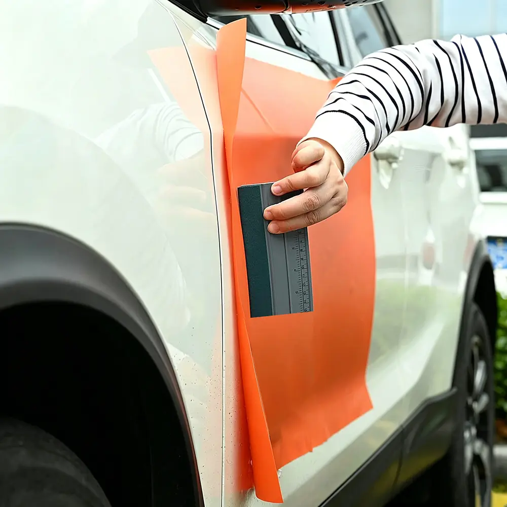 Non slip vinyl scraper for vehicle wrapping